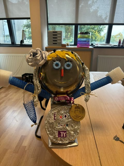 Le trophée Éco Génie IUTTY, réalisé dans le cadre du challenge MPP, est entièrement composé d’éléments de récupération.